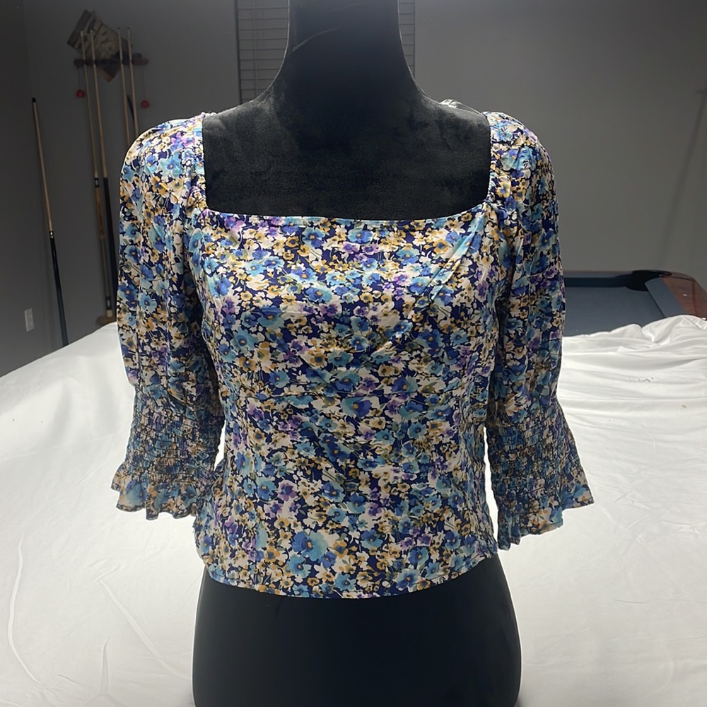 Cropped Floral Top square neck with smocking in the back Size m